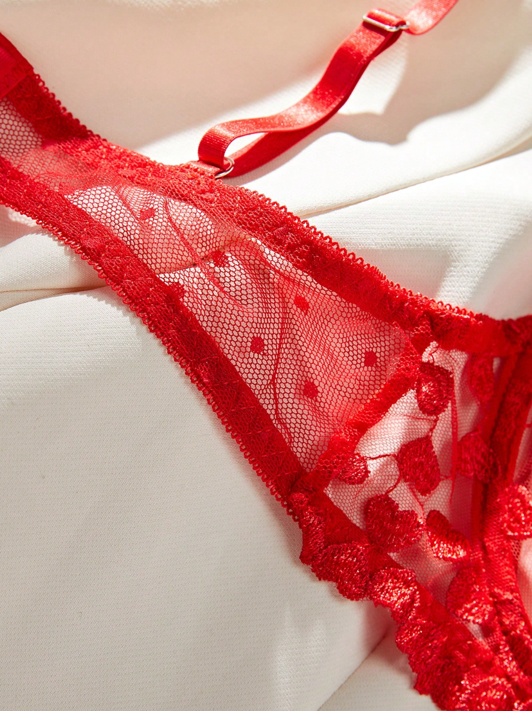 Ensemble de lingerie rouge en maille avec broderie cœur pour femme.