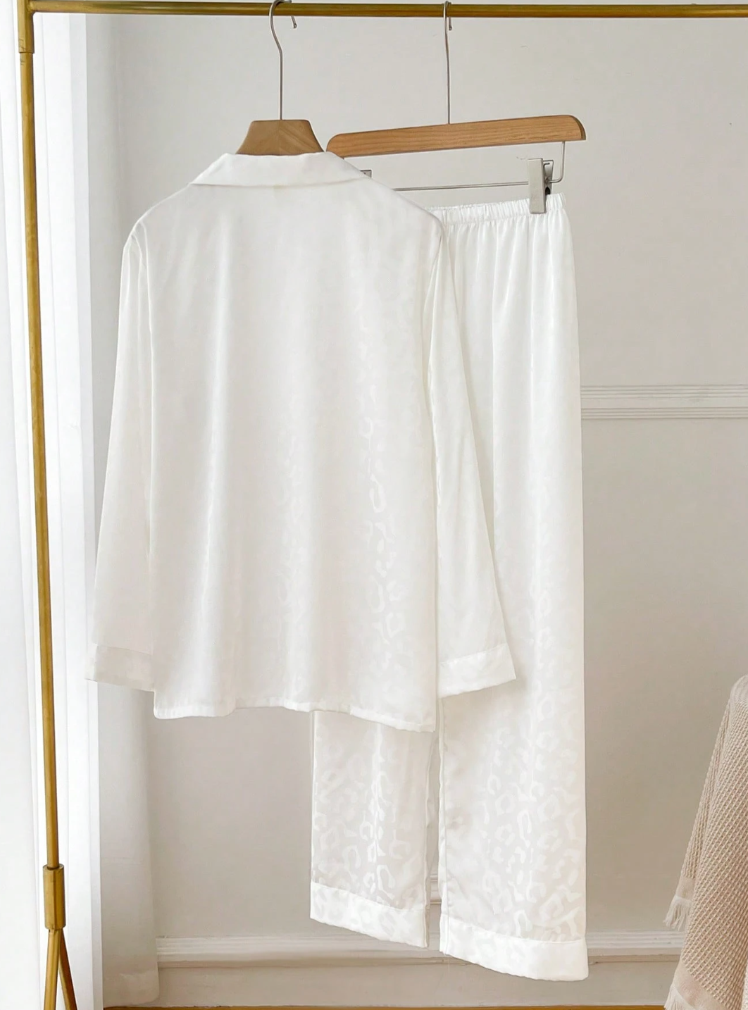 Pyjama Femme Léopard Blanc – Ensemble Long Chic & Confort