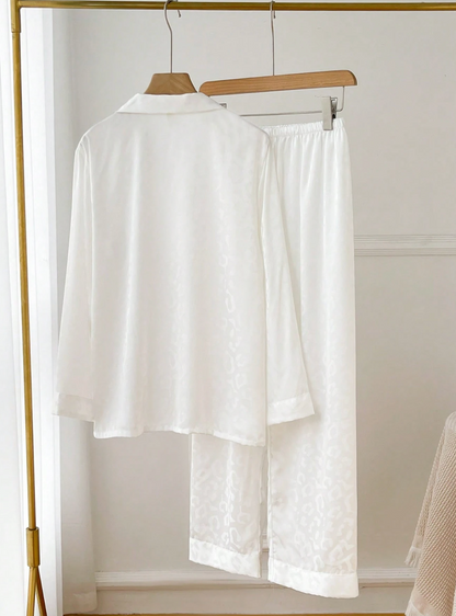 Pyjama Femme Léopard Blanc – Ensemble Long Chic & Confort