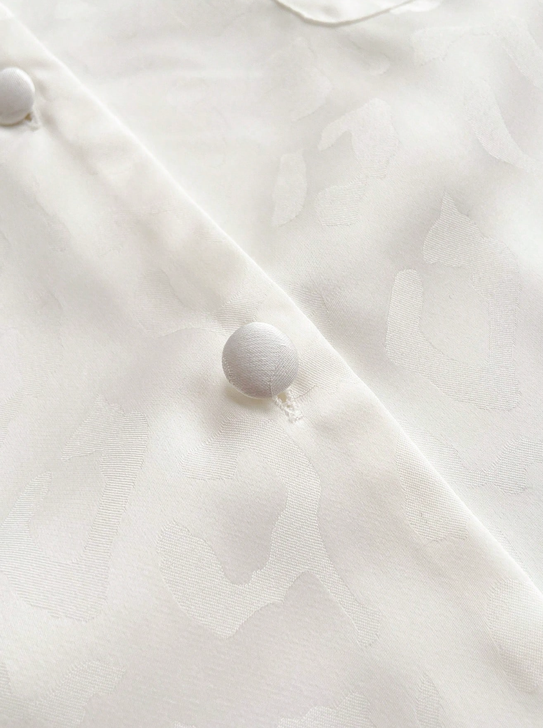 Pyjama Femme Léopard Blanc – Ensemble Long Chic & Confort
