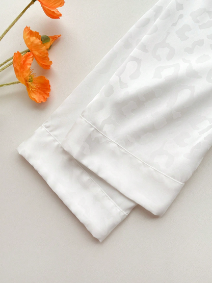 Pyjama Femme Léopard Blanc – Ensemble Long Chic & Confort