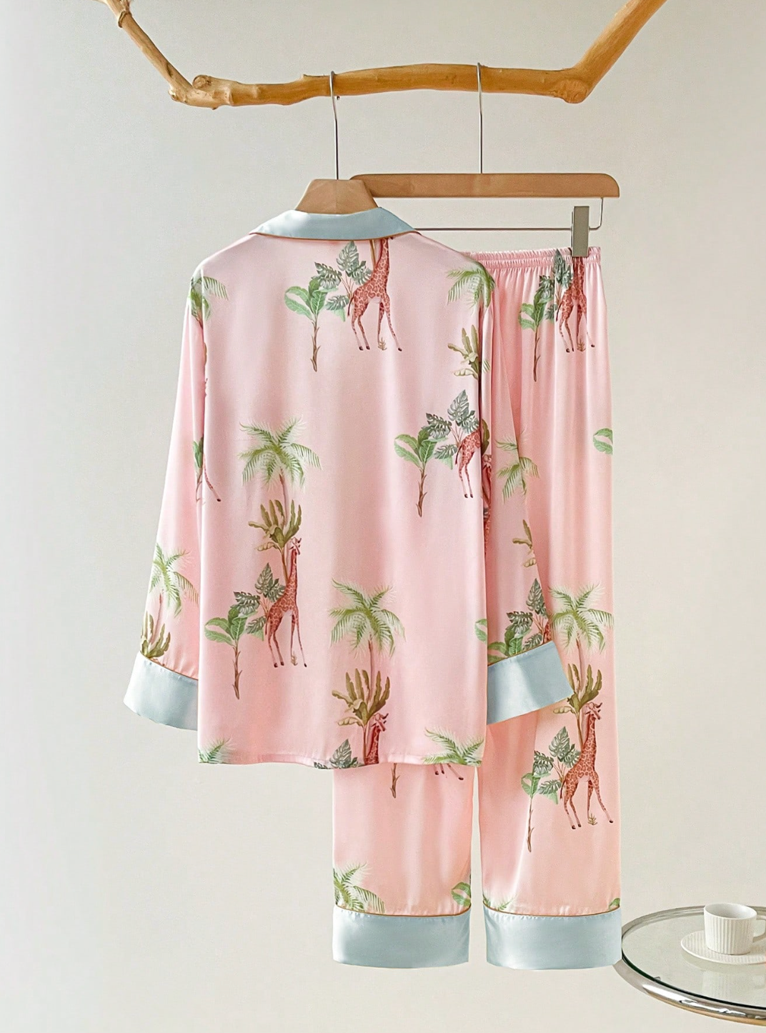 Pyjama Femme Satin Tropical – Imprimé Animal, Chemise & Pantalon