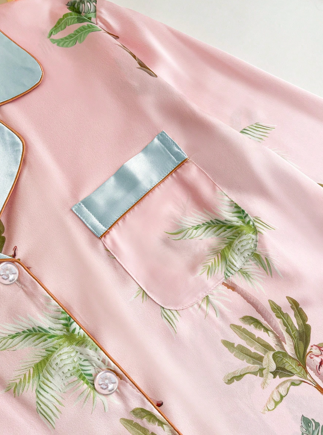 Pyjama Femme Satin Tropical – Imprimé Animal, Chemise & Pantalon