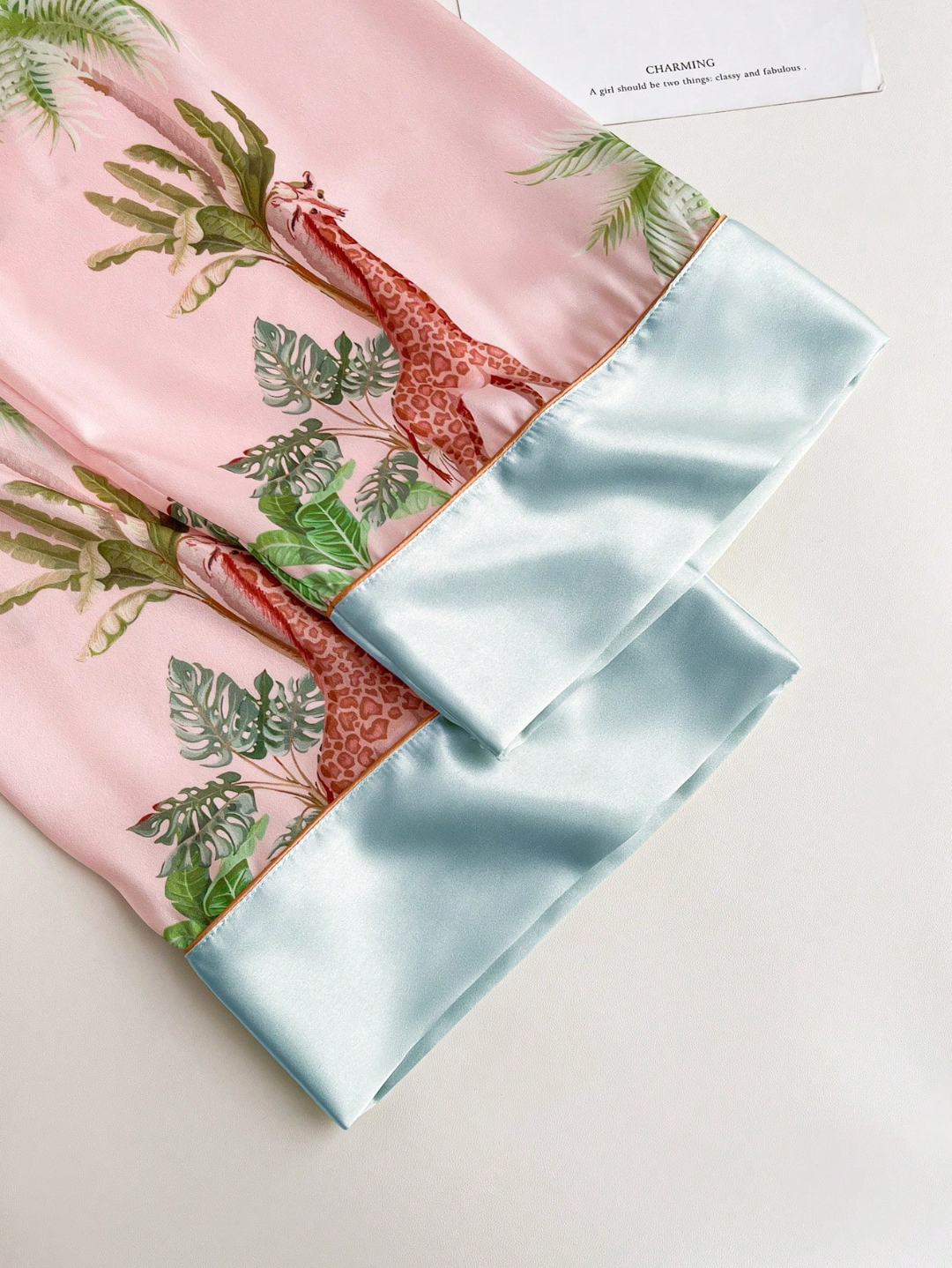 Pyjama Femme Satin Tropical – Imprimé Animal, Chemise & Pantalon