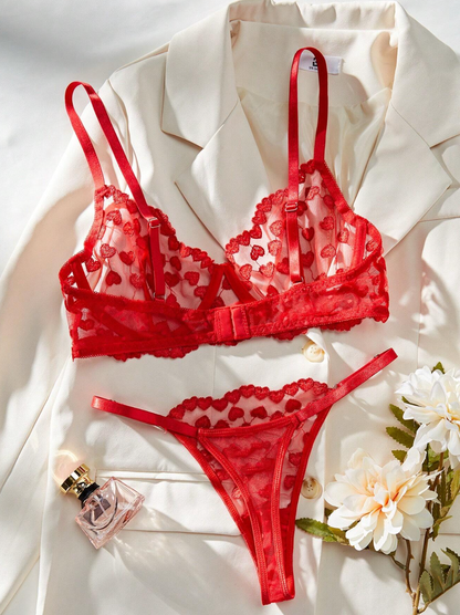 Ensemble de lingerie rouge en maille avec broderie cœur pour femme.
