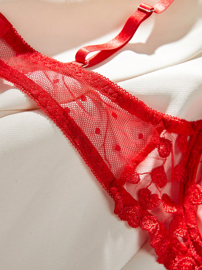 Ensemble de lingerie rouge en maille avec broderie cœur pour femme.
